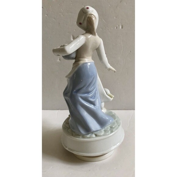 MUSICAL BOX, PORCELAIN FIGURINE LADY WITH HANDKERCHIEF AND GOOSE 9.25" Tall - Picture 4 of 6